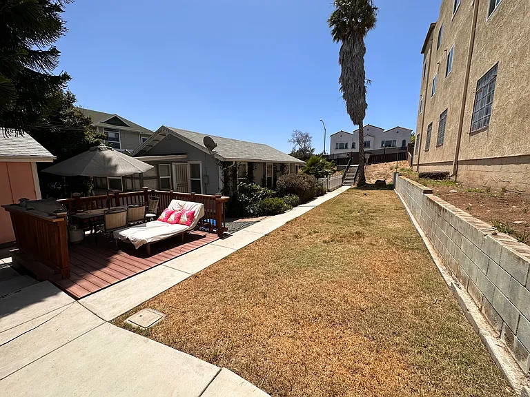 2620 Broadway — Photo 9
