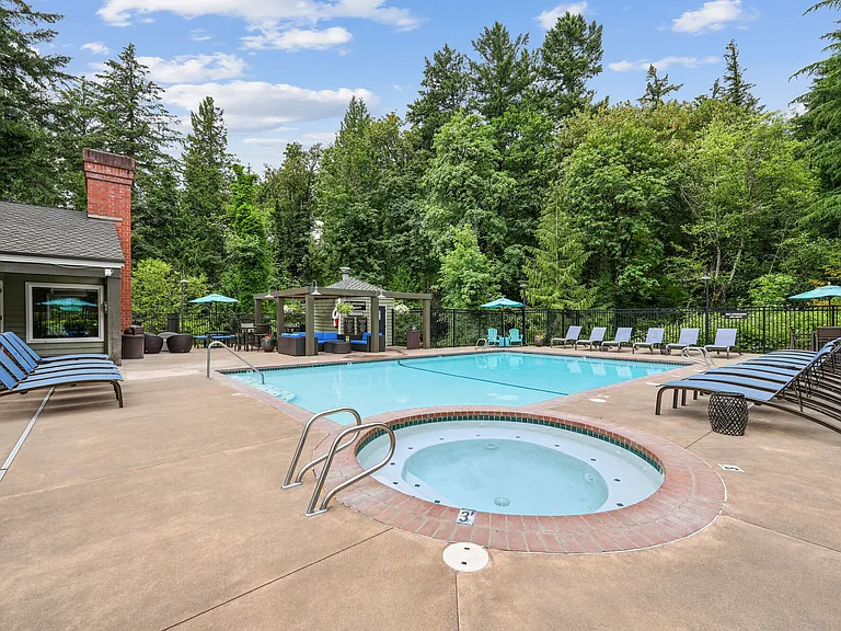 Sunset Summit Apartments — Photo 41