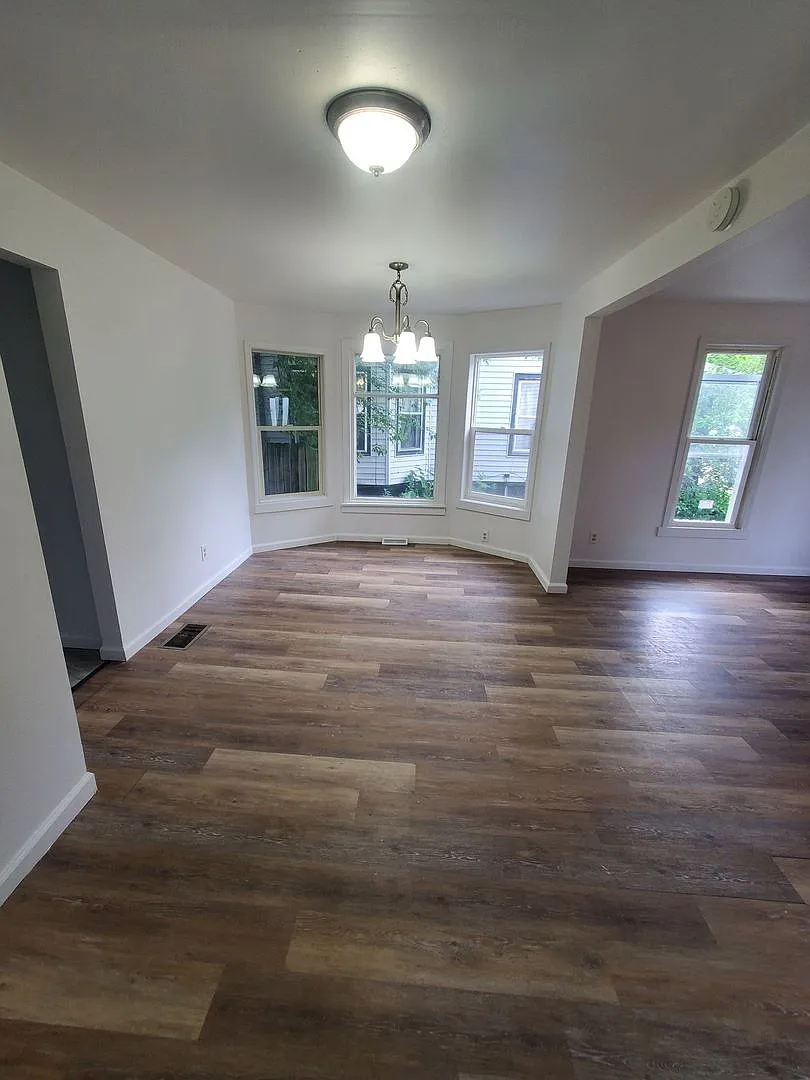 3 Bedroom Single Family — Photo 1
