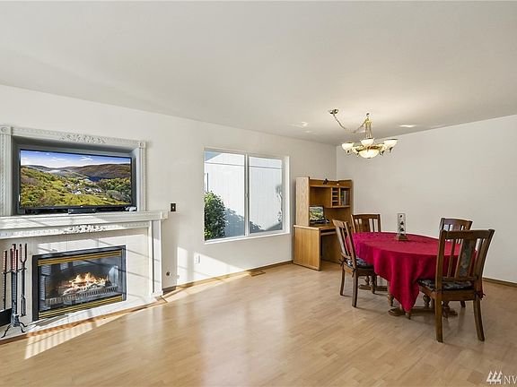2nd image of 1174 NE Beaumont Ln