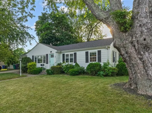 51 Archdale Dr, Warwick, RI 02889