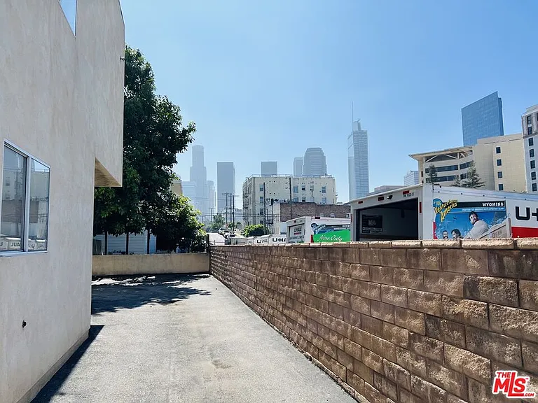 520 Columbia Ave — Photo 2
