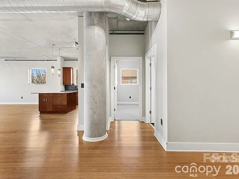505 E 6th St #304 — Photo 5