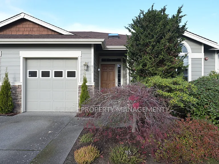 812 E Washington Pl — Photo 1