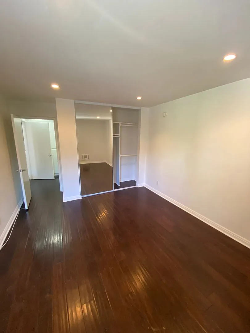 West Knoll Plaza Apartments — Photo 4