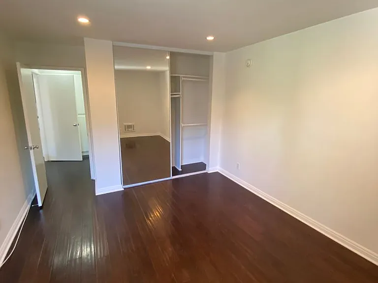 West Knoll Plaza Apartments — Photo 17