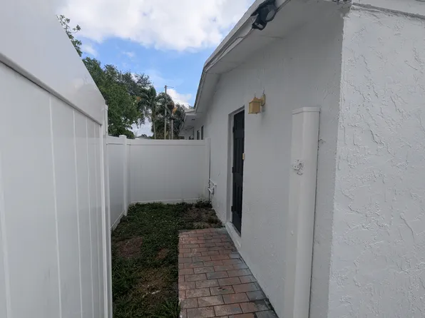 6581 Hayes St, Hollywood, FL 33024