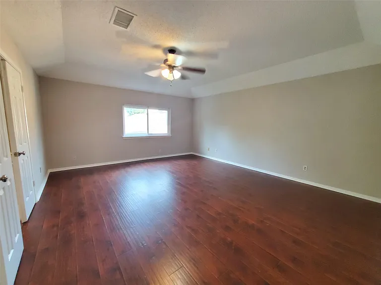 3323 Green Fields Dr — Photo 10
