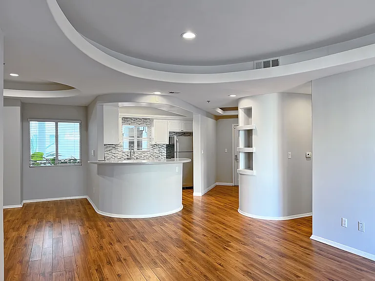 12712 Moorpark St #305 — Photo 4