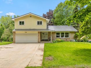 2784 Hillcrest Dr, Ionia, MI 48846