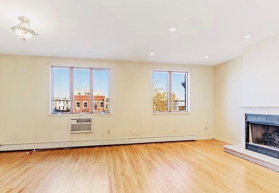 1st image of 130 4th Pl APT 3