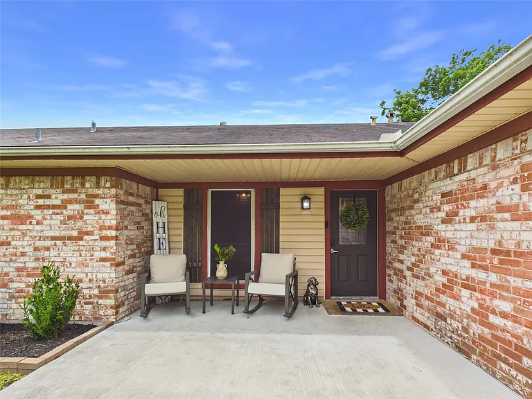 2612 Perry Ln — Photo 2
