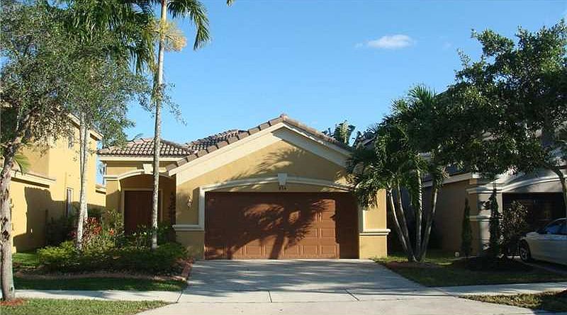 3 Bed/2 Bath Home w/Lake in Savanna, Weston