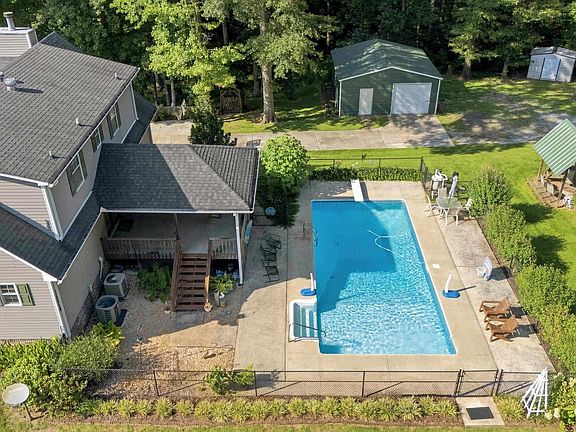 3rd image of 802 Pine Cir
