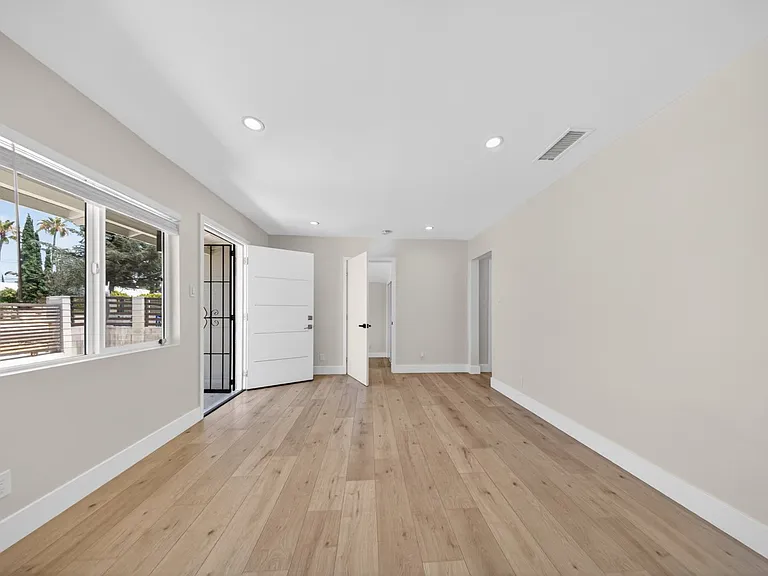 11840 Arminta St — Photo 32