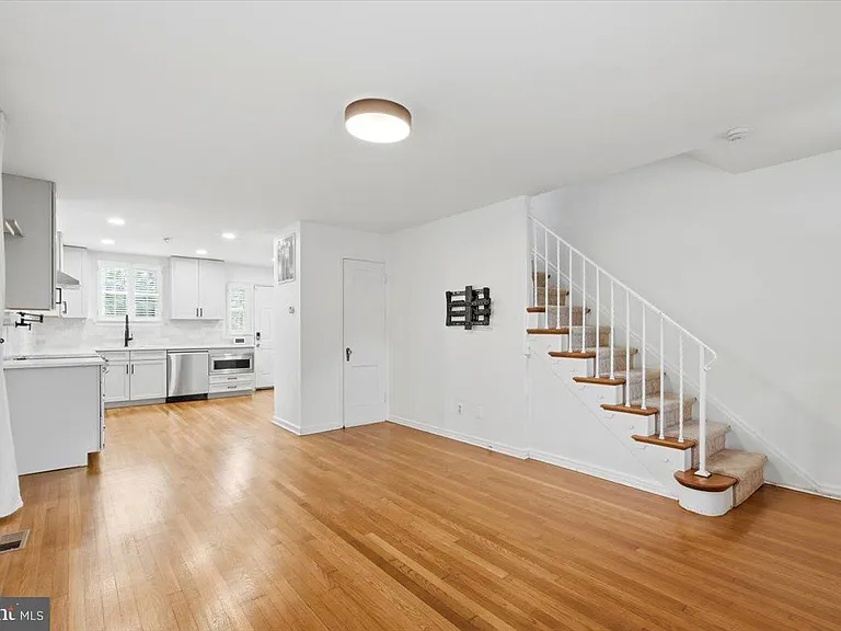 1008 Bashford Ln — Photo 5