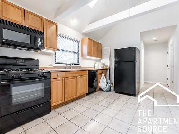 2nd image of 1612 N Sedgwick St APT 2R