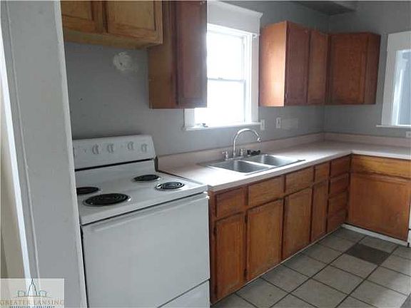4th image of 430 Leslie St