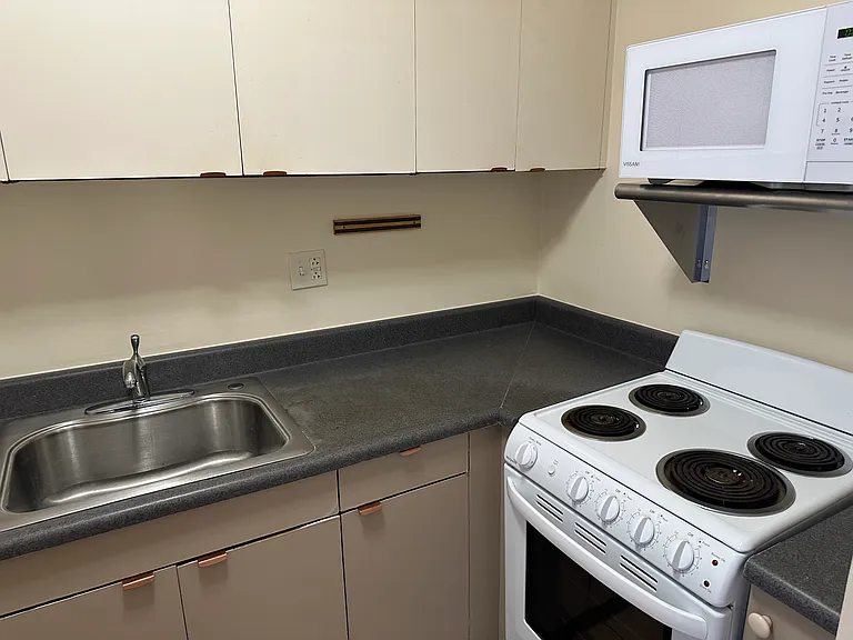 1560 Thurston Ave #304 — Photo 4