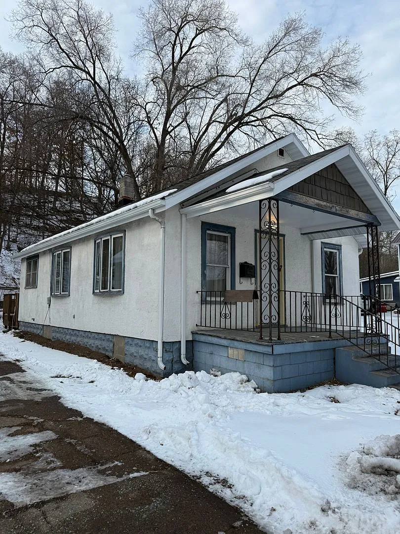 Single Family Home - 2 bed, 1 bath — Photo 2