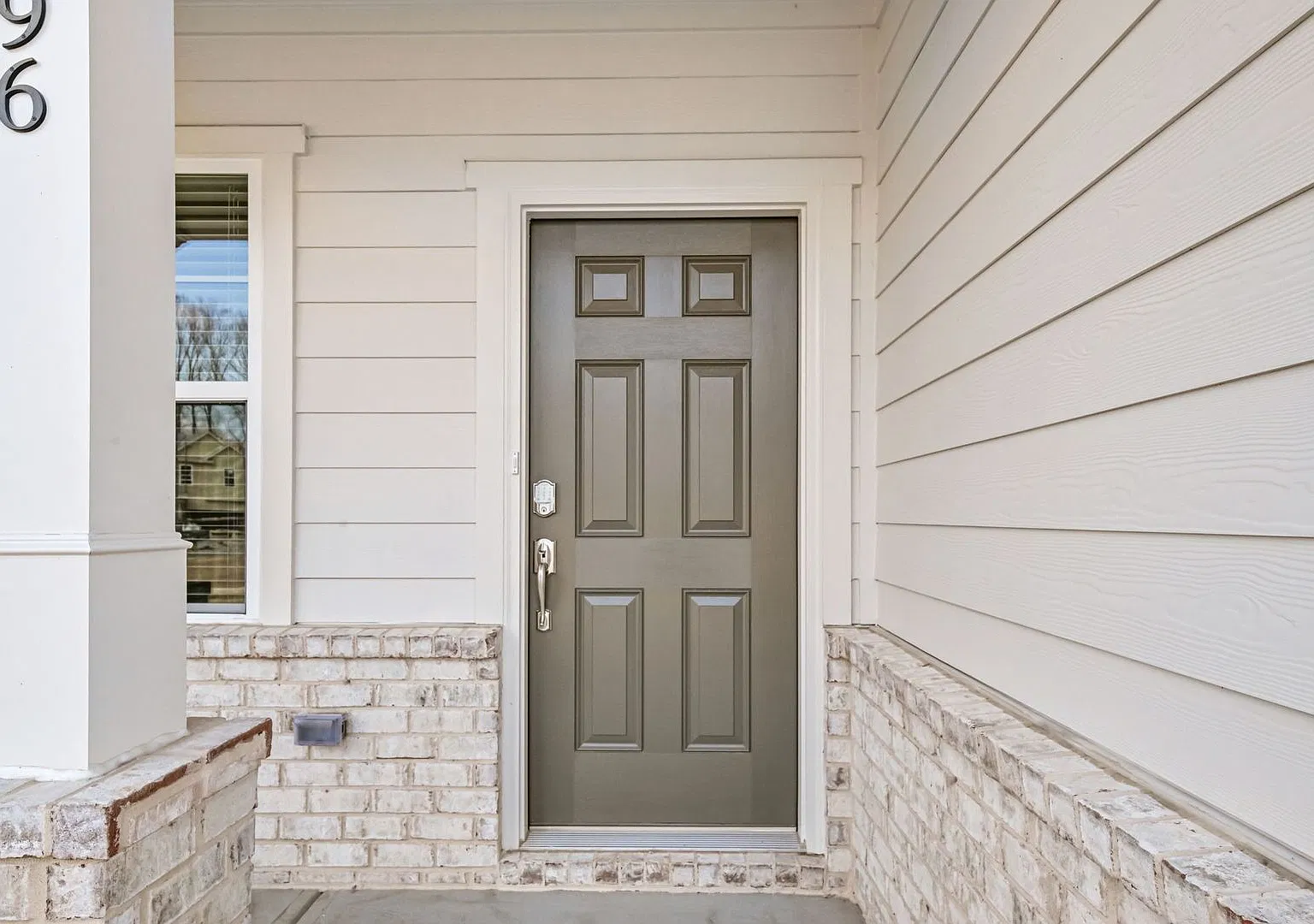 Fenced Yard - Like NEW - 6 Bedrooms — Photo 2