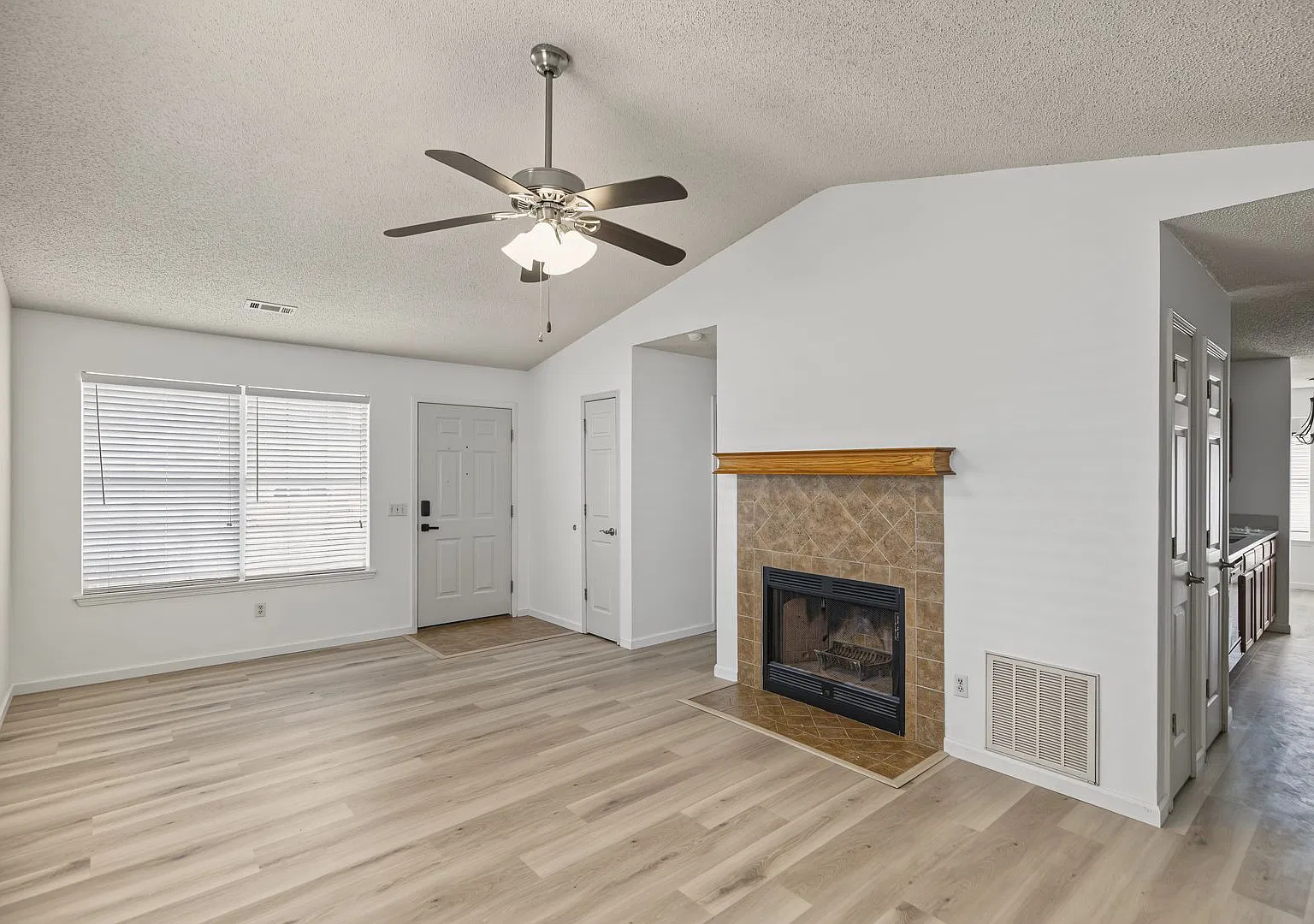 1602 Parkview Place — Photo 2