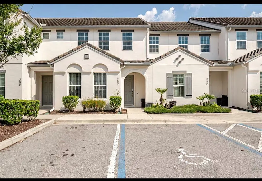 4 bed, 3.0 bath, 1960 sqft, $2,800 — Photo 1