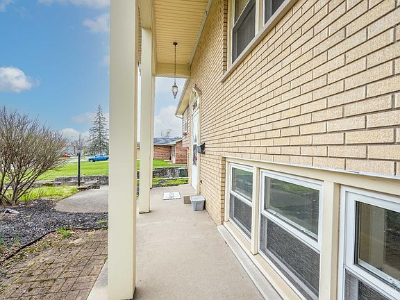 3rd image of 606 Dorset Dr