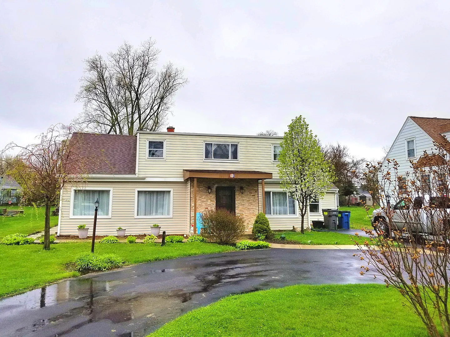 552 N Maple Ave photo 1