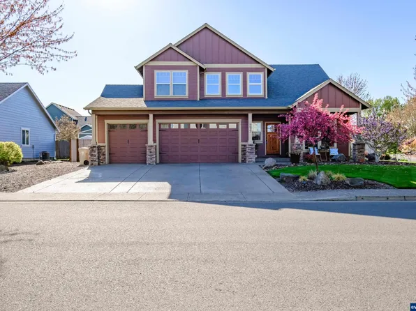 273 SW Bell Dr, Dallas, OR 97338