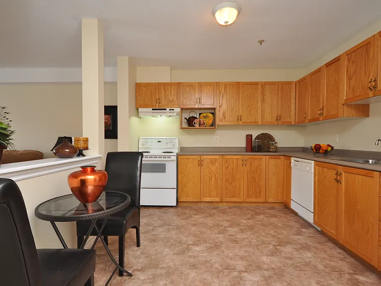 76 Fairfax Dr — Photo 7