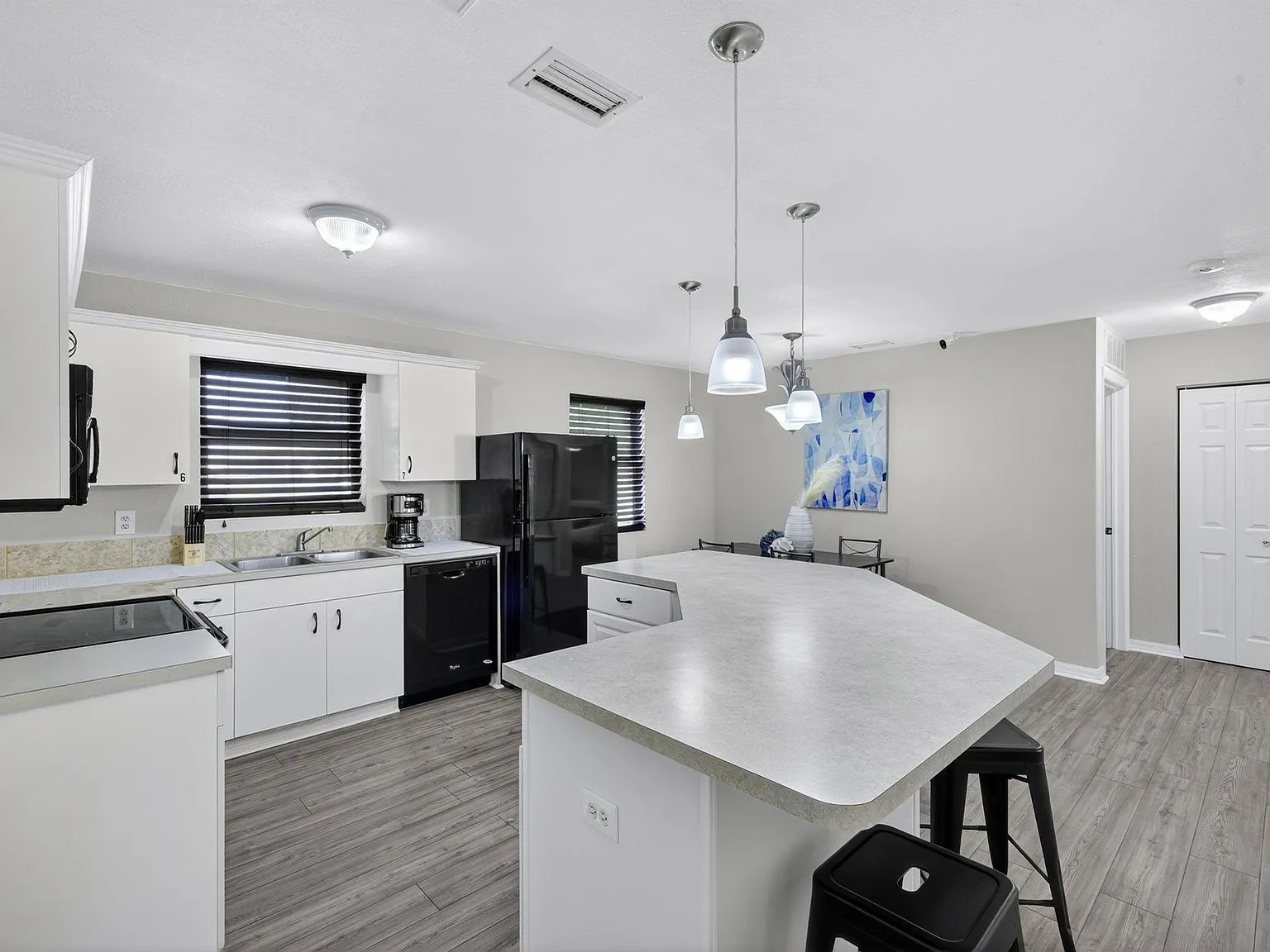 4 bed, 2.0 bath, 1389 sqft, $819 — Photo 3