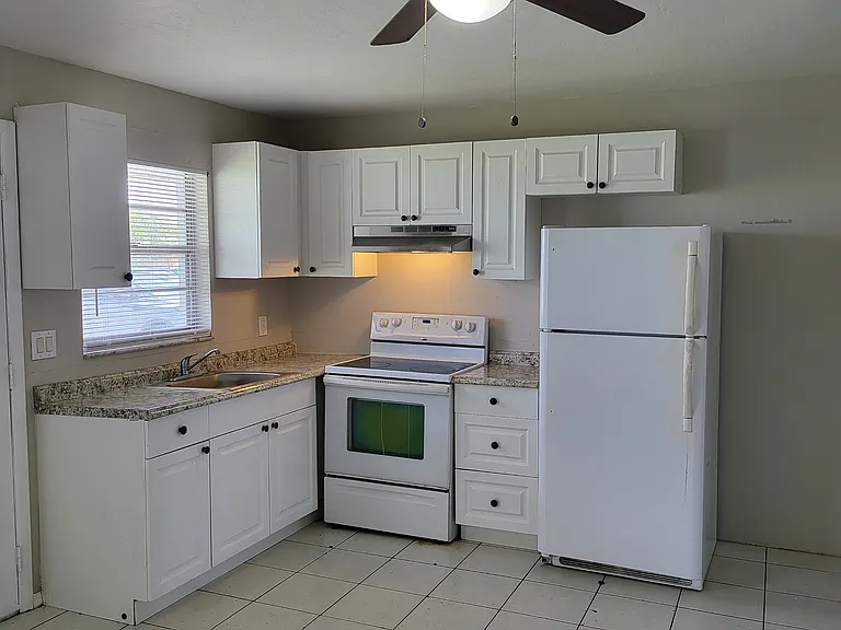 406 NE 24th Pl — Photo 3