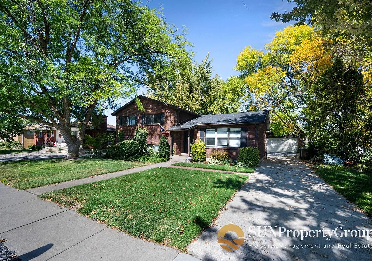 Beautiful Remodeled Home In Great Midvale Location — Photo 1