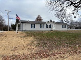 702 S Grove St, Yates Center, KS 66783