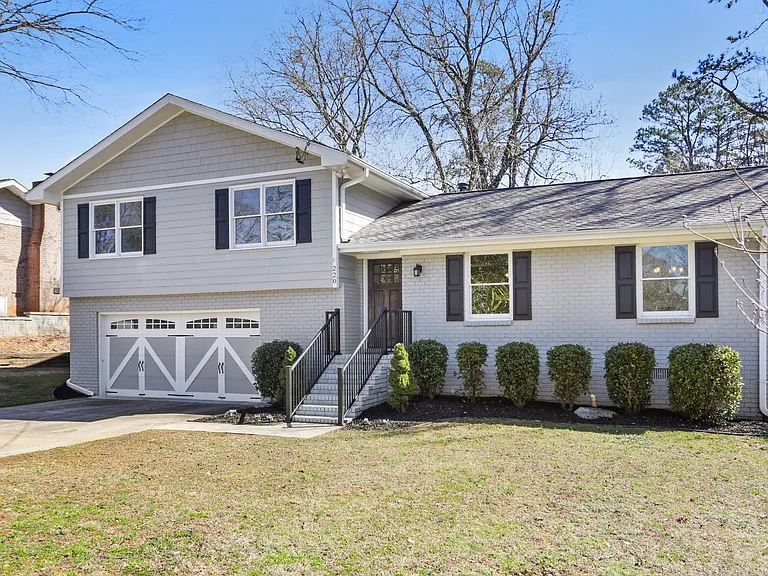 220 Mansell Cir — Photo 3