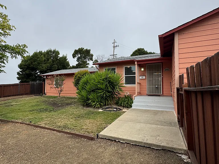 2230 Redwood St — Photo 2