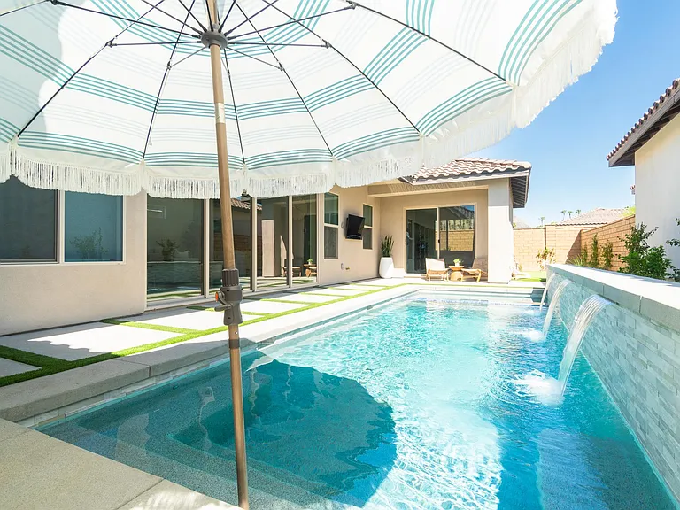 Sunny day? No worries, the umbrella will provide you with lots of shade.