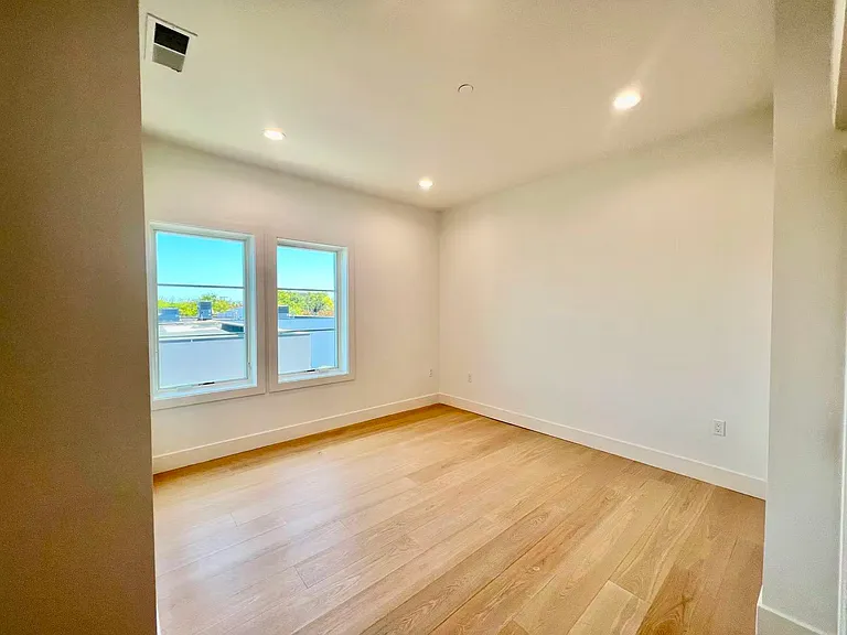560 El Camino Real #208 — Photo 9