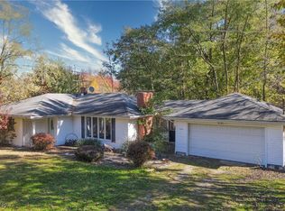 102 Leaview Ln, Chagrin Falls, OH 44022