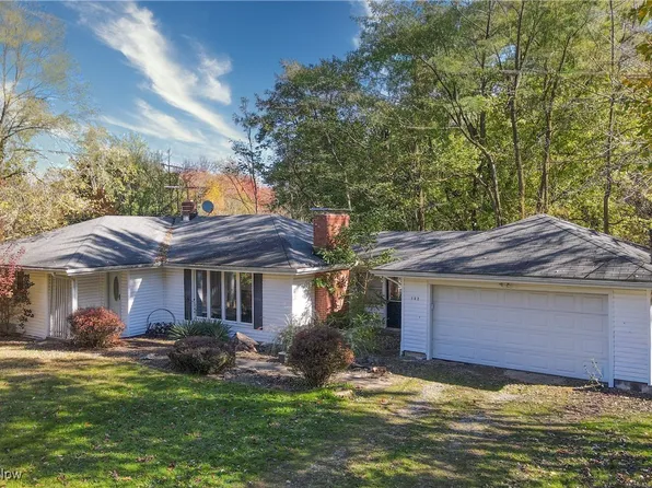 102 Leaview Ln, Chagrin Falls, OH 44022