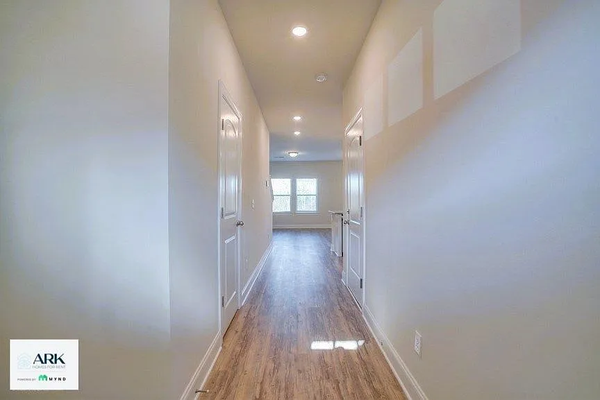 3 bed, 2.5 bath, 1601 sqft, $1,974 — Photo 3