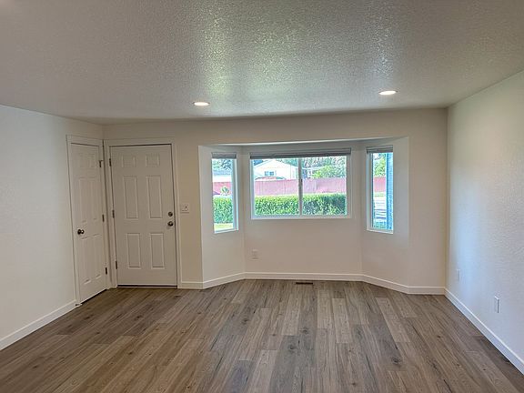 4th image of 9923 W Granger Ave