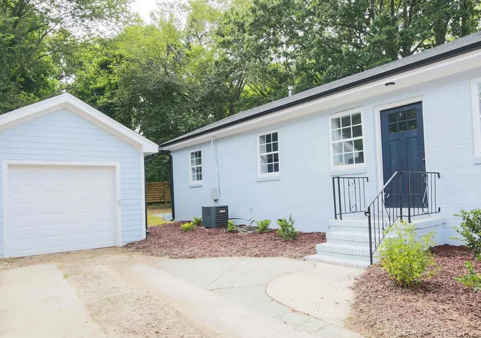 Beautiful 2 bedroom duplex in downtown Raleigh Available NOW! — Photo 1