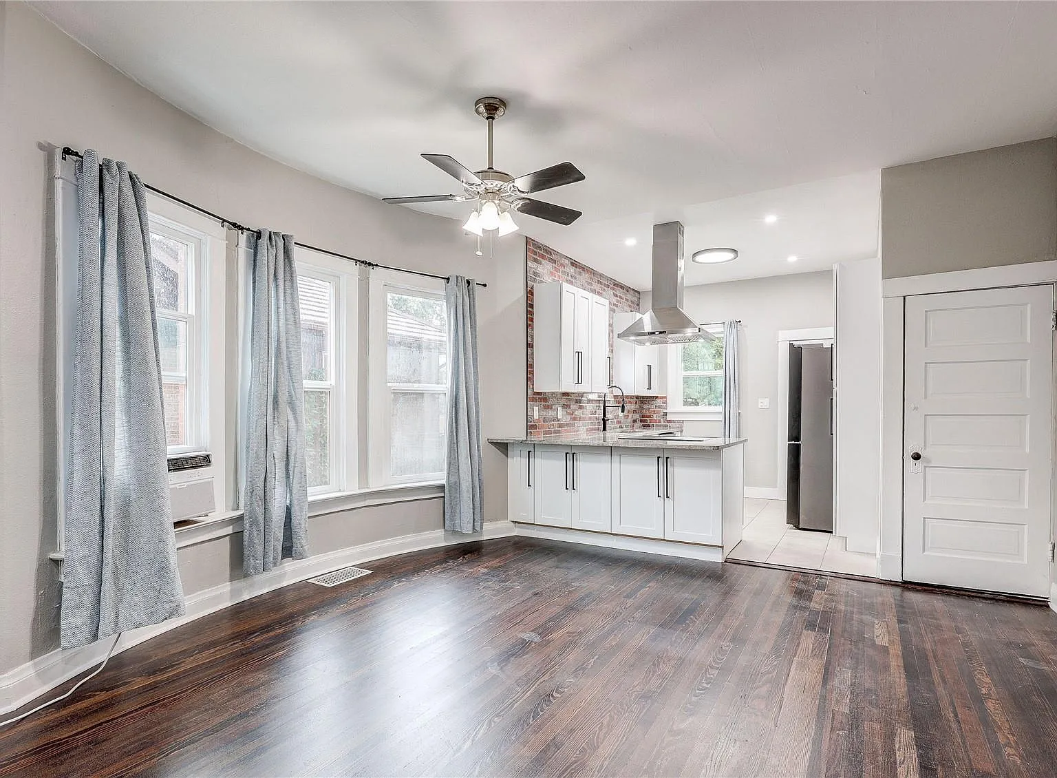2 bed, 1213 sqft, $2,990 — Photo 2