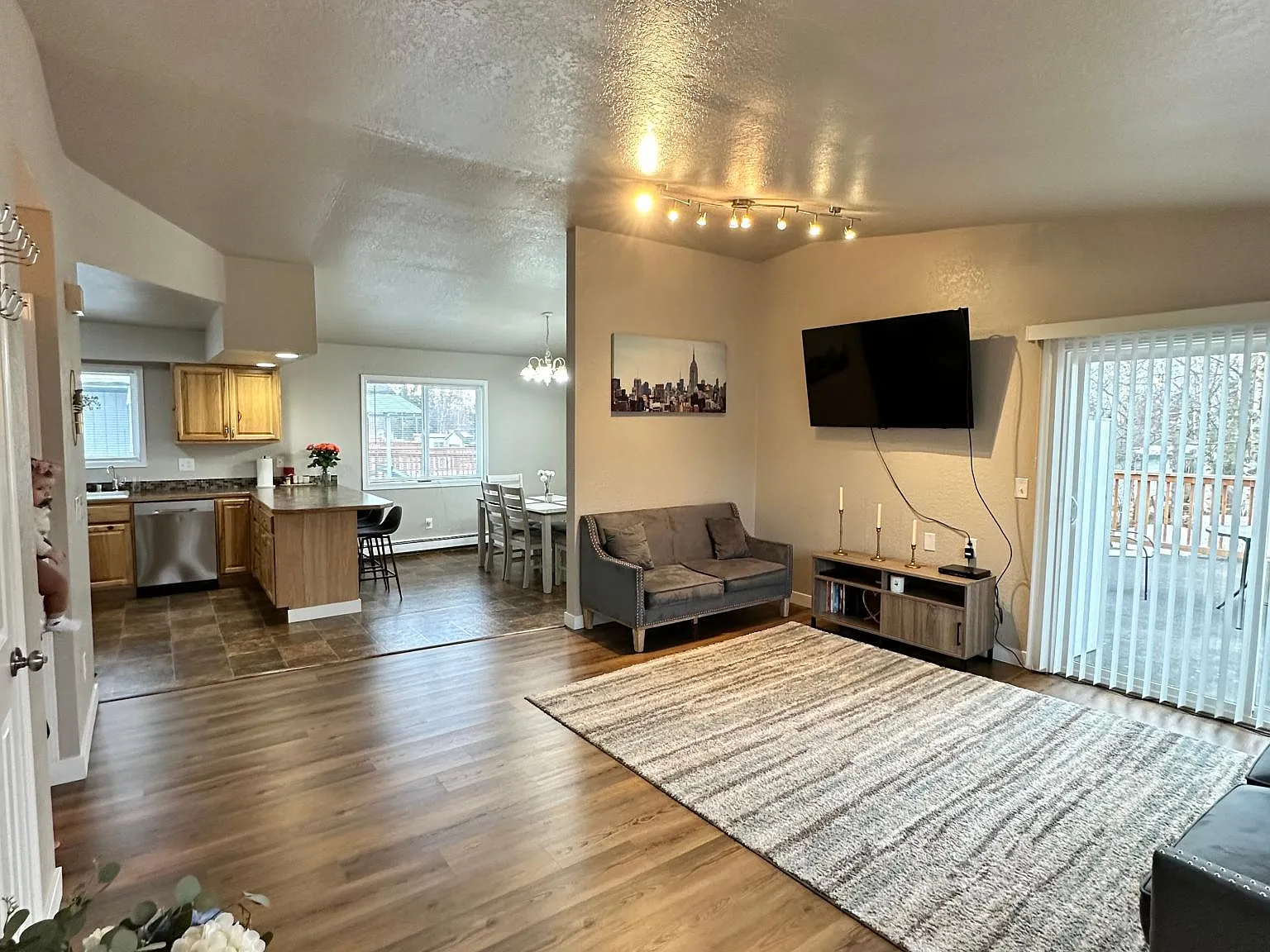 3 bed, 1150 sqft, $2,200 — Photo 1
