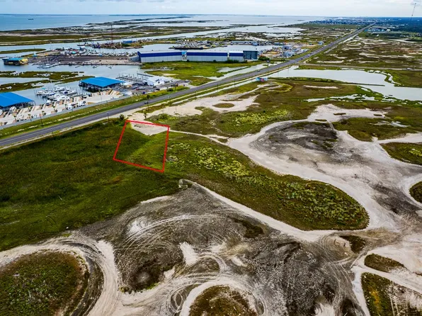 2203 S Doughty St, Rockport, TX 78382