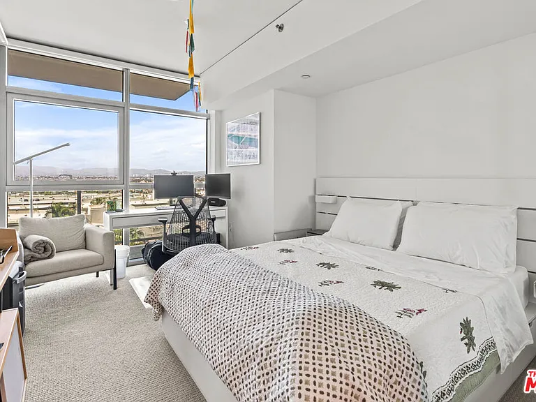 13650 Marina Pointe Dr #906 — Photo 21