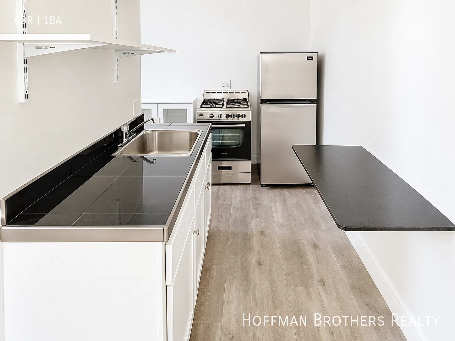 2 Weeks Free! Venice Studio With A/C & Hardwood-Style Floors! — Photo 2