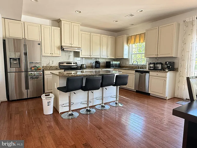 1285 Madison Ln — Photo 4